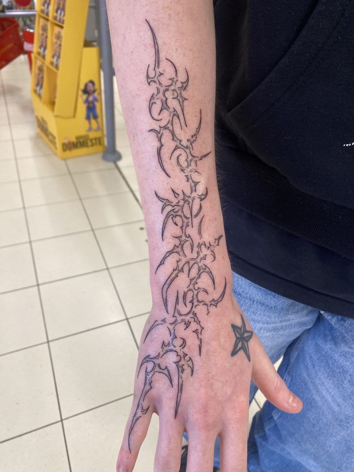 Cyber-sigilism over hand og underarm