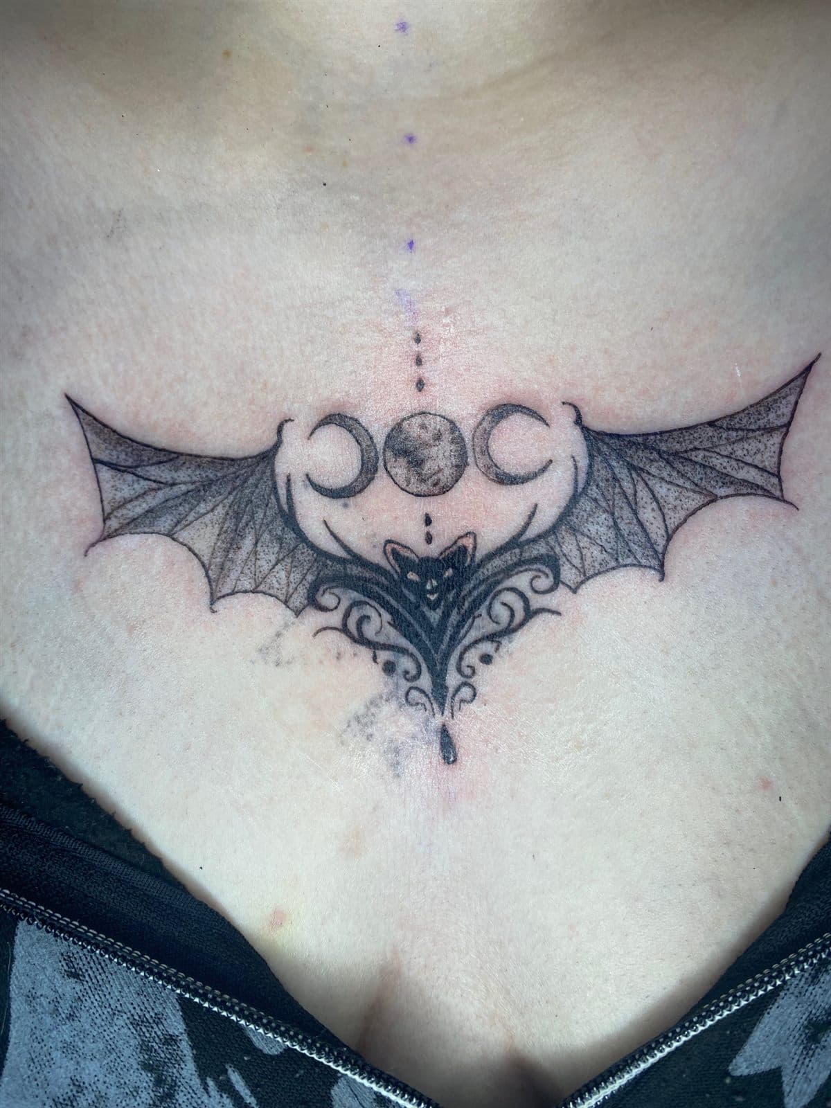 Flaggermus med månefasar i dotwork på brystbeinet