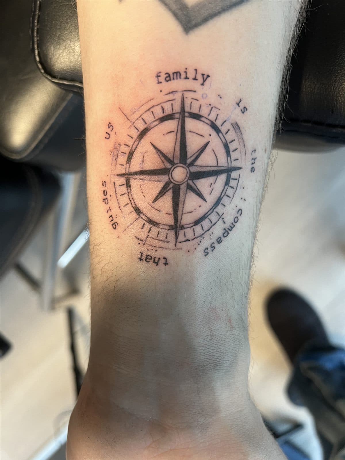 Kompass med teksten family is the compass that guides us