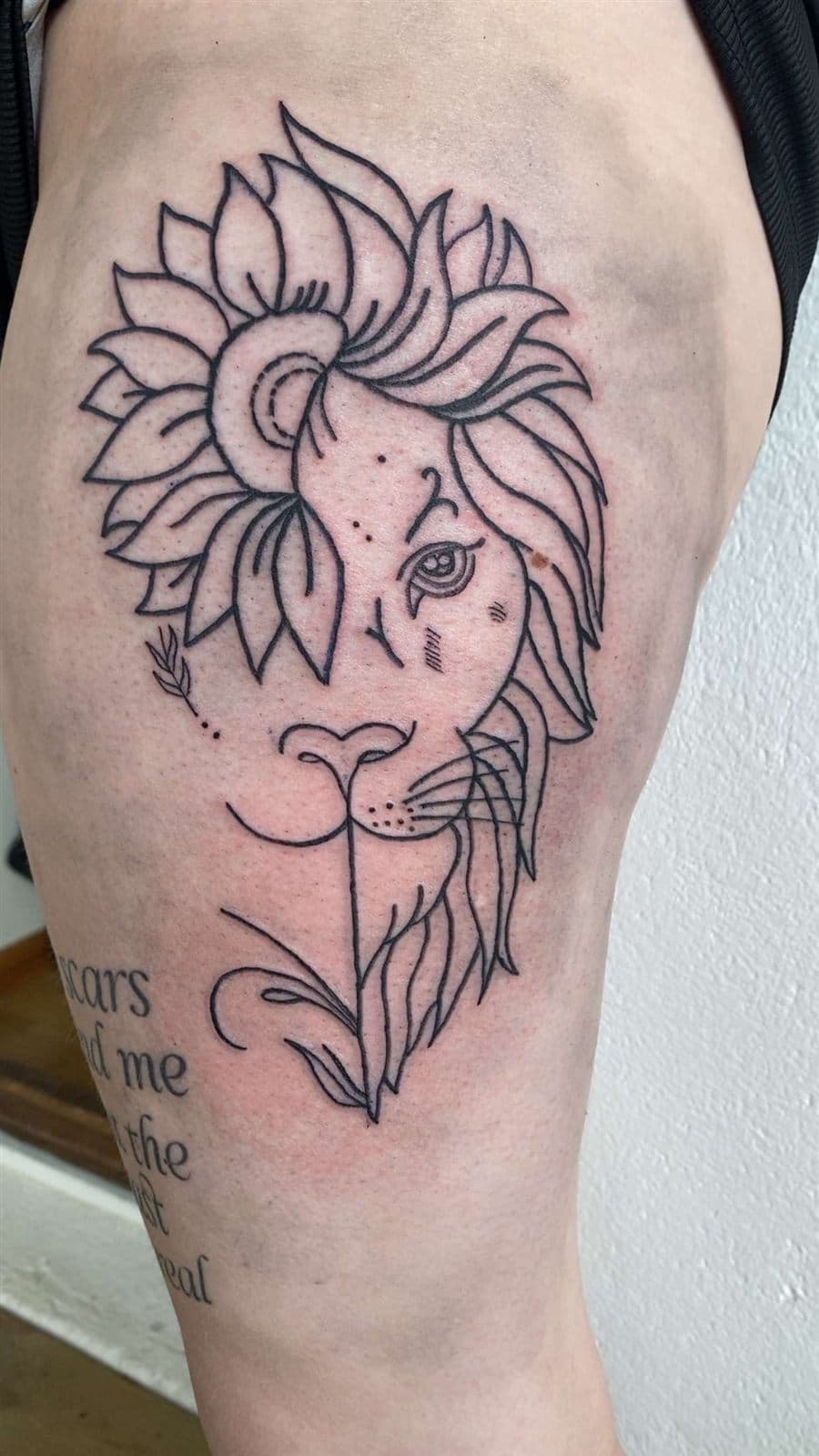 Løve og solsikke i linework på lår