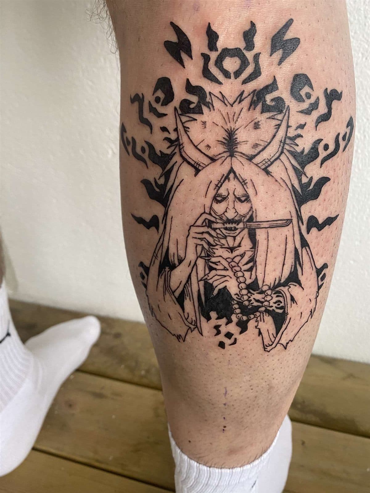 Madara frå Naruto i blackwork på legg