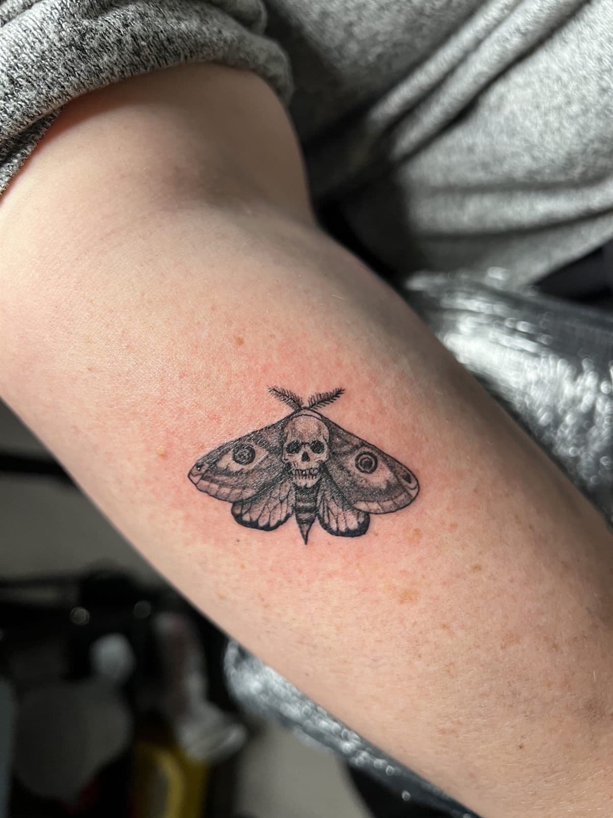 Nattsvermar med hovudskalle i dotwork