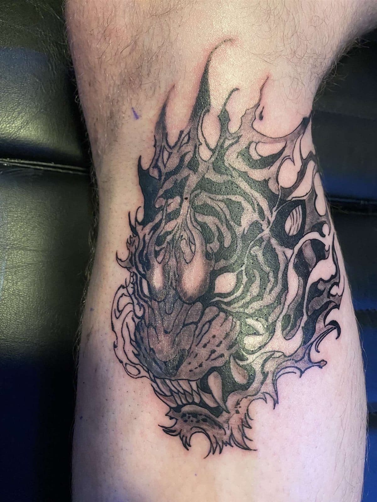Oni-tiger – japansk-inspirert tatovering i svart og grått