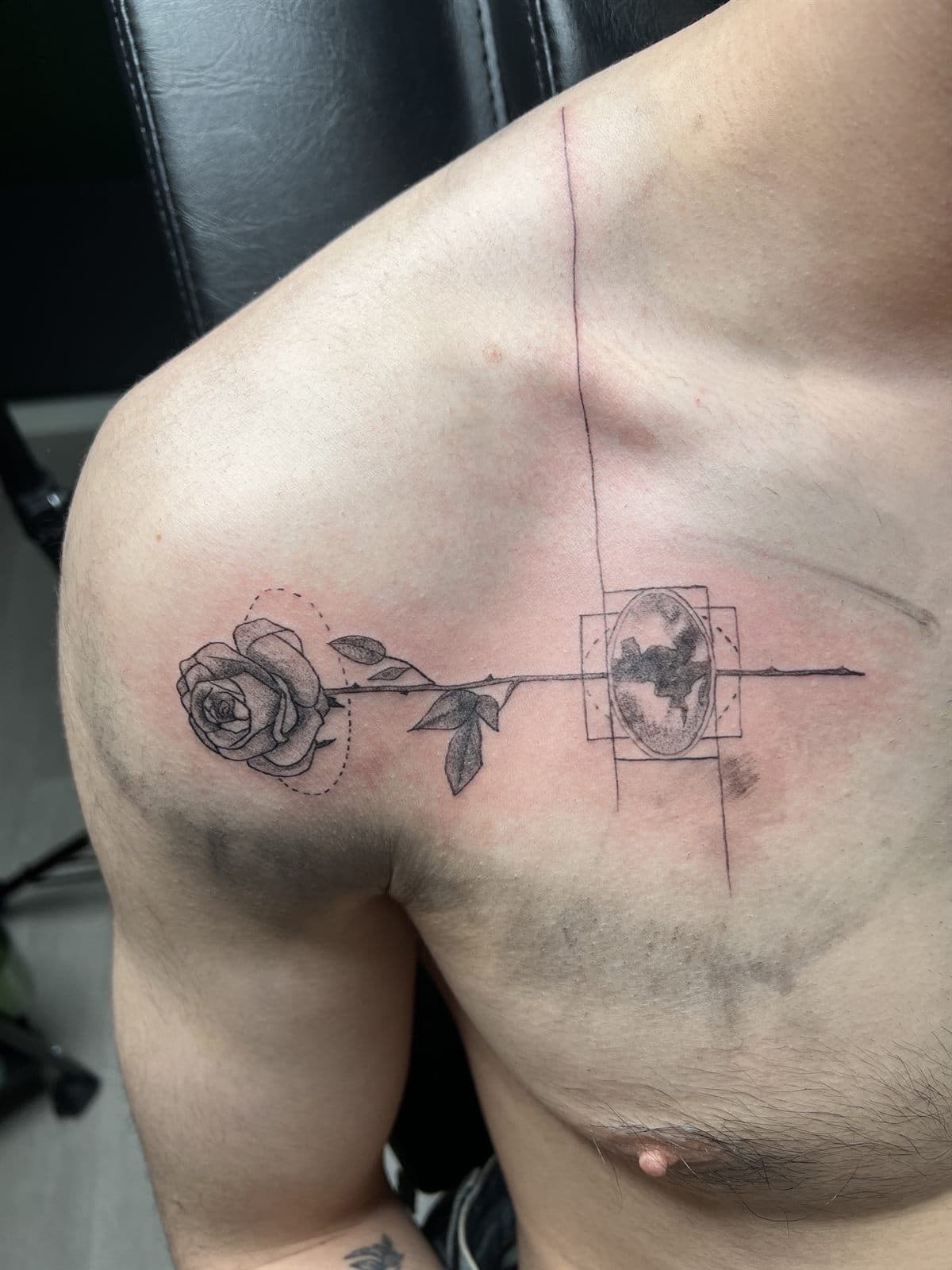 Rose og globus i geometrisk fine line på bryst