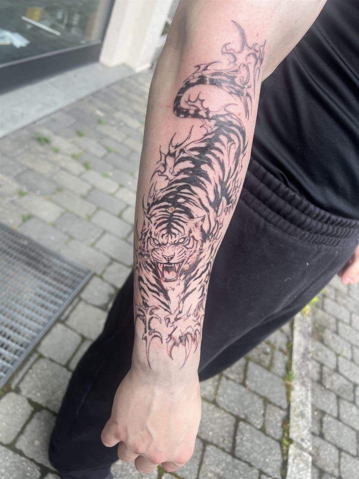 Tiger med cyber-sigilism over heile underarmen