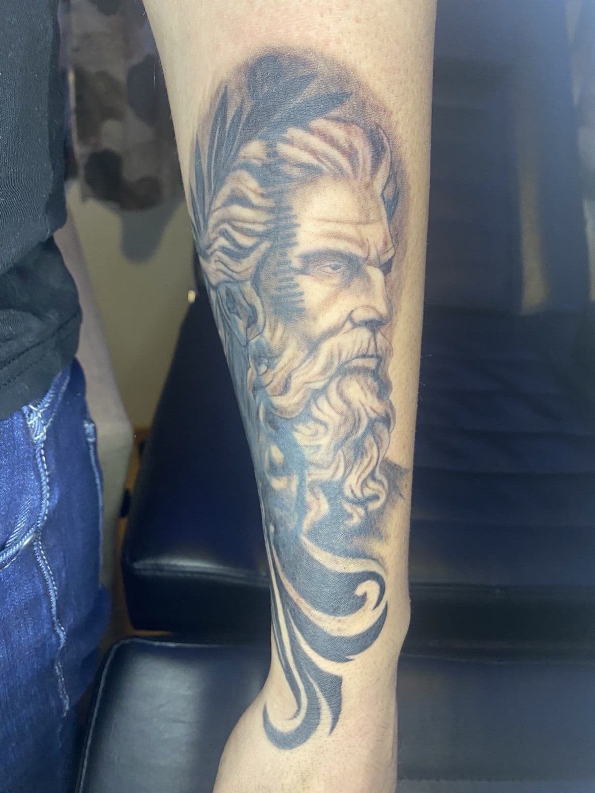Gresk gud i black & grey på underarm